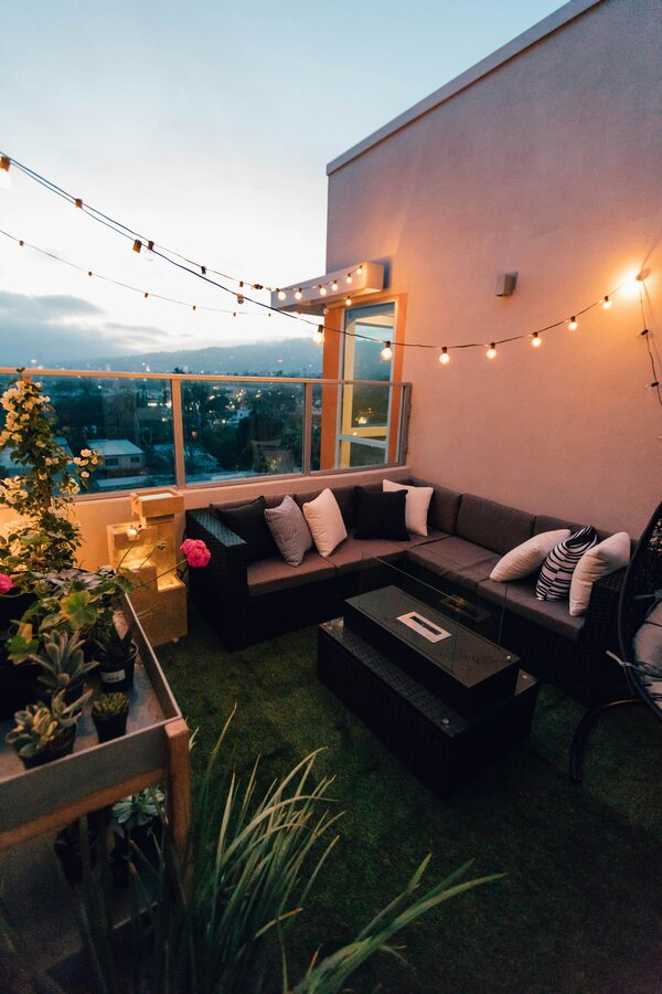 balkon mit sofa und lichterkette